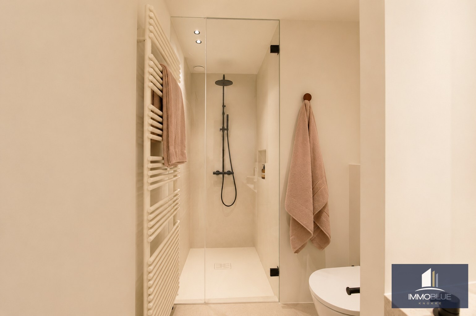 Appartement prestigieux entièrement rénové et fini avec des matériaux de haute qualité, situé à proximité de la place du Triangle. 