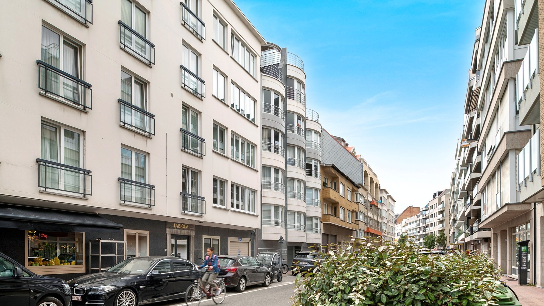 Ruim appartement van 138 m² gelegen op de Jozef Nellenslaan te Knokke en combineert ruimte, lichtinval en comfort. 