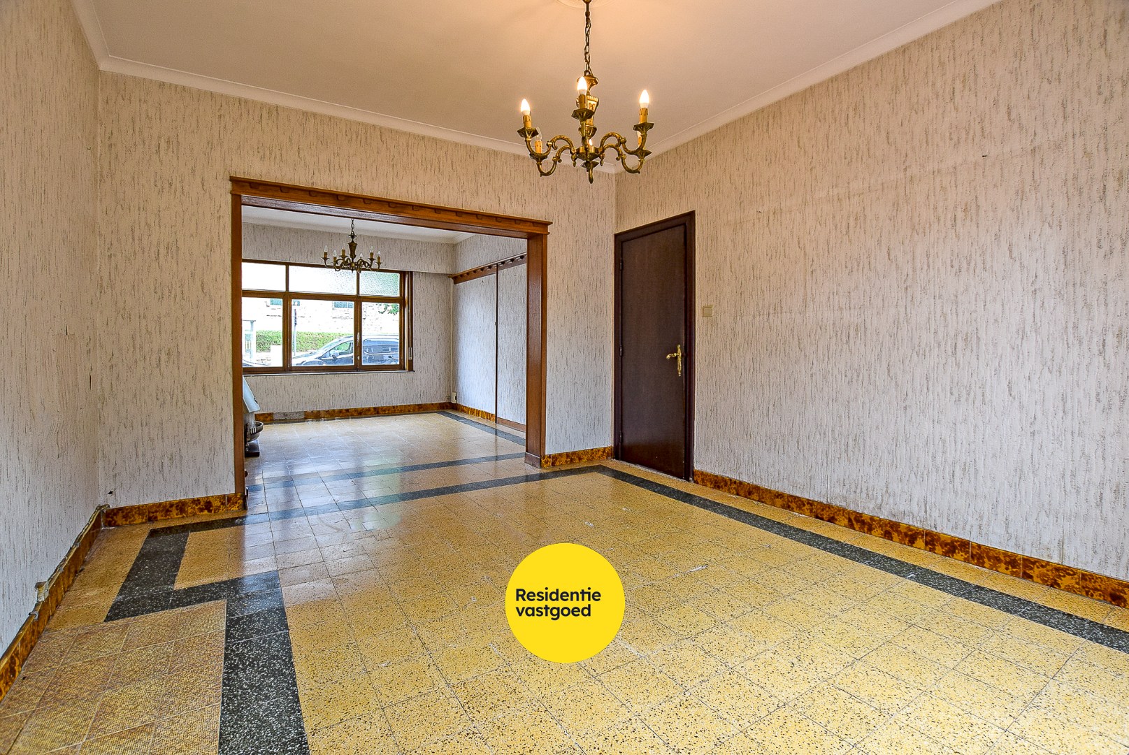 Zeer ruime te renoveren woning met statige gevel op 445 m² met zuid-west georiënteerde tuin. 