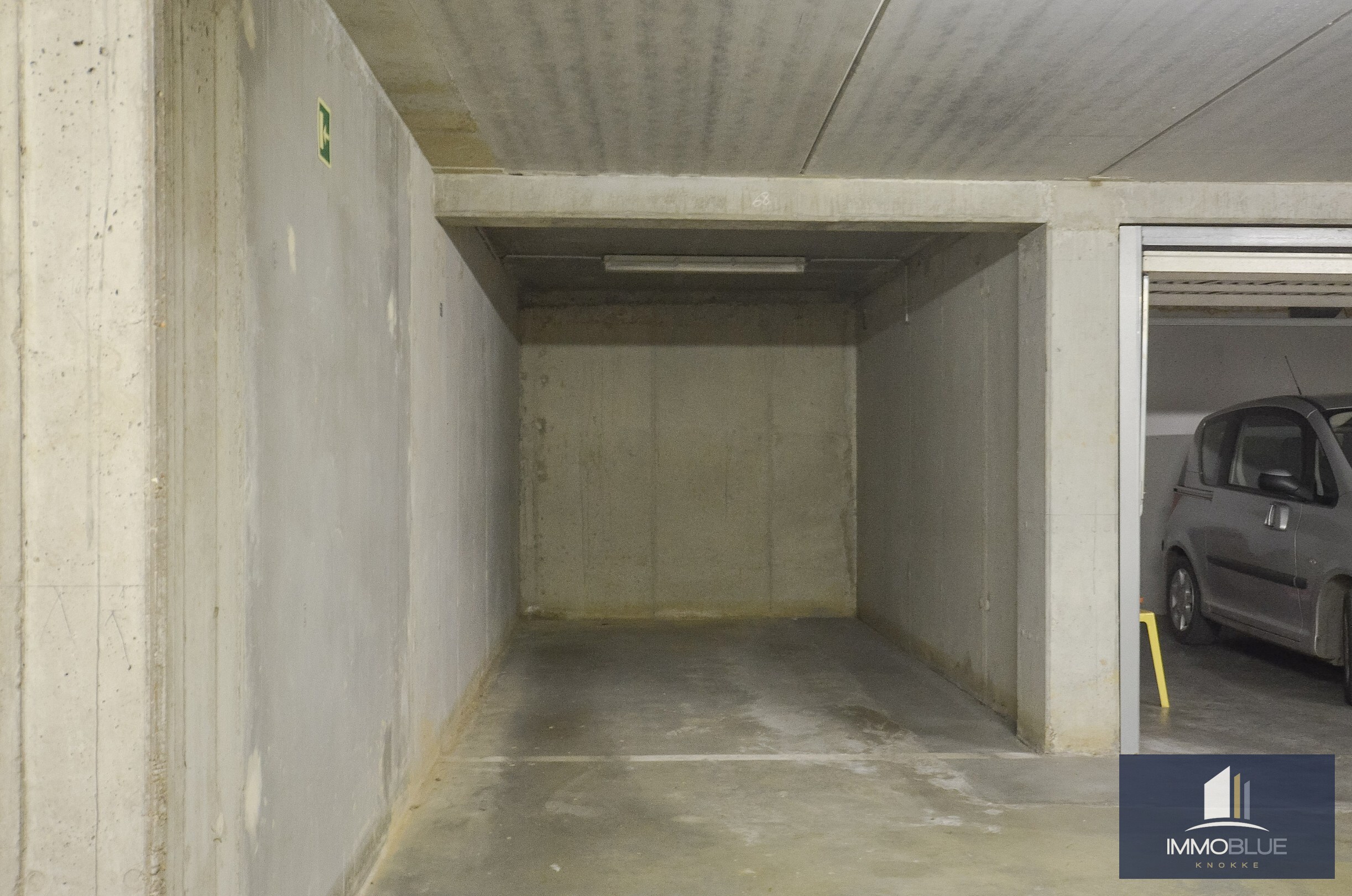 Open garage gelegen nabij de Dumortierlaan. 