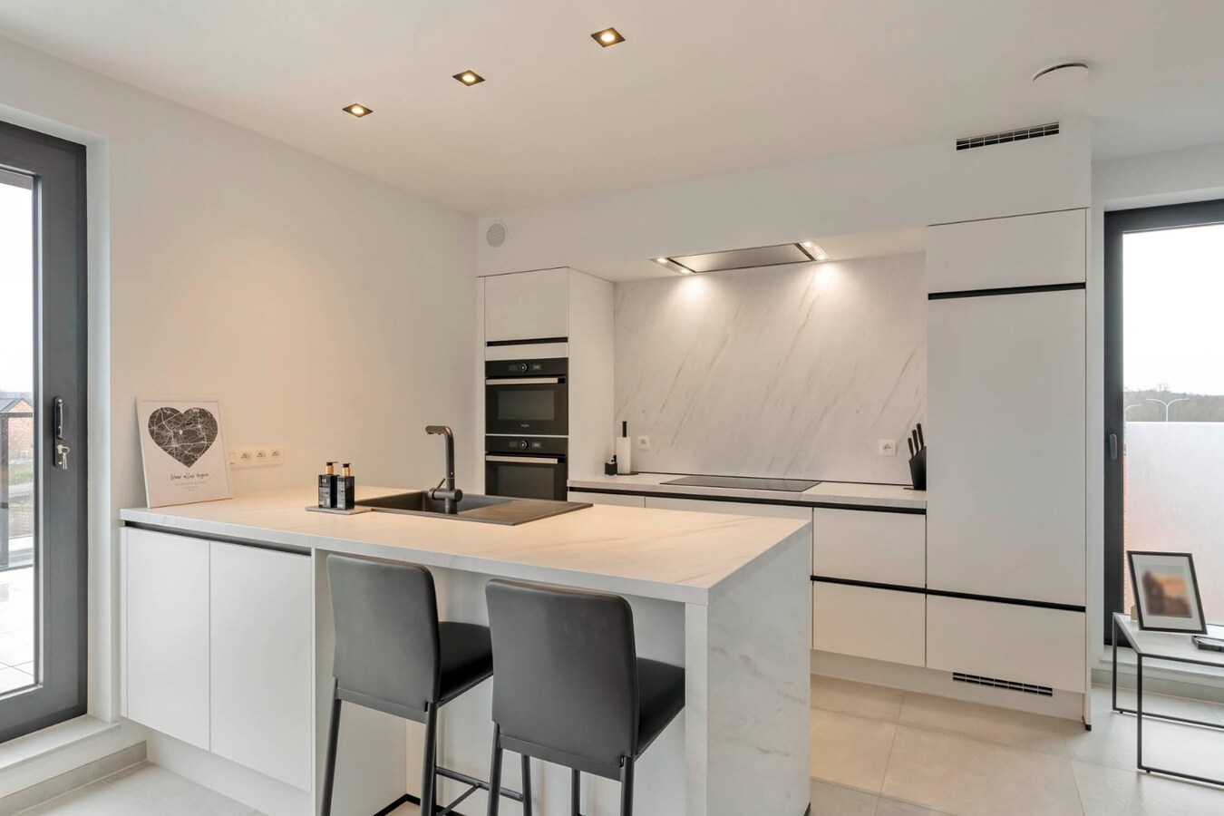 Recent duplex appartement met 2 slaapkamers en garage. 