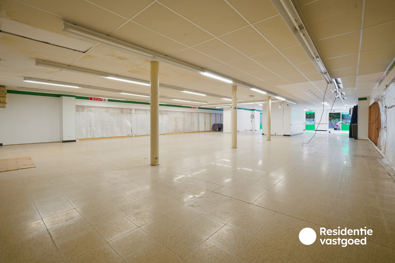 Veelzijdig eigendom met handelsruimte, ruime woning en bouwgrond in centrum Merkem! 