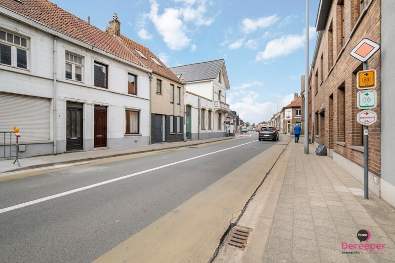 Te renoveren rijwoning op centrale ligging met leuke zuidgerichte tuin 