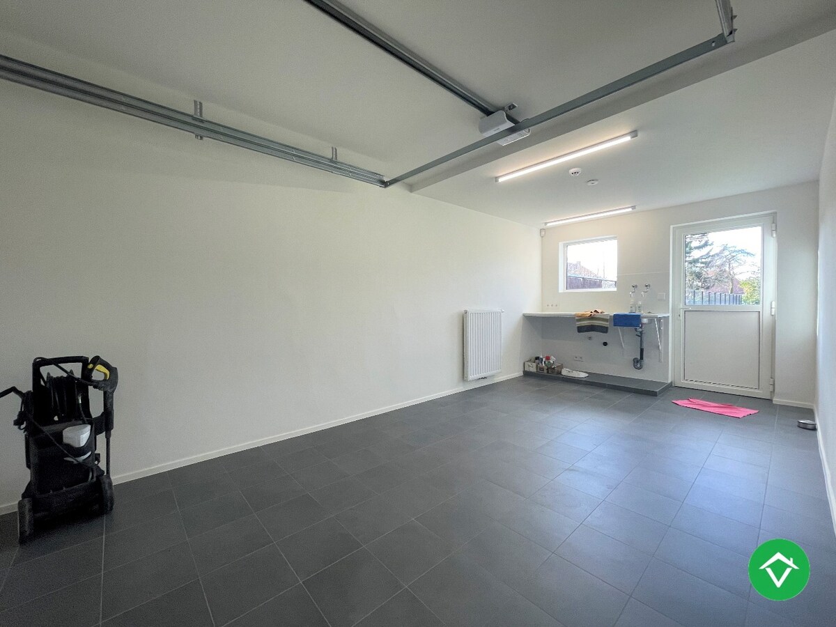 Ruime, gerenoveerde woning met twee slaapkamers te Roeselare 