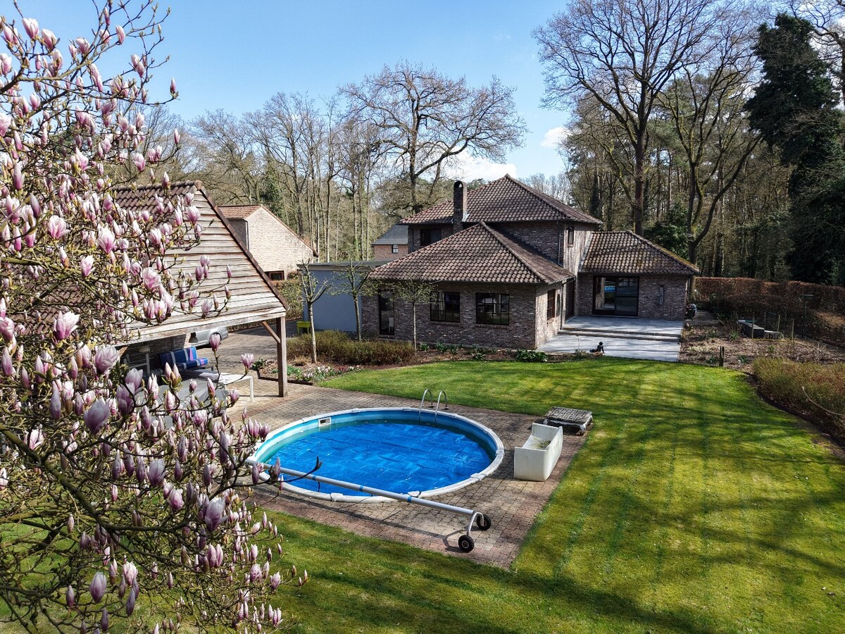 Prachtige villa met 3 slaapkamers en praktijk/kangoeroewoning met ZW-tuin op 1.892 m² 