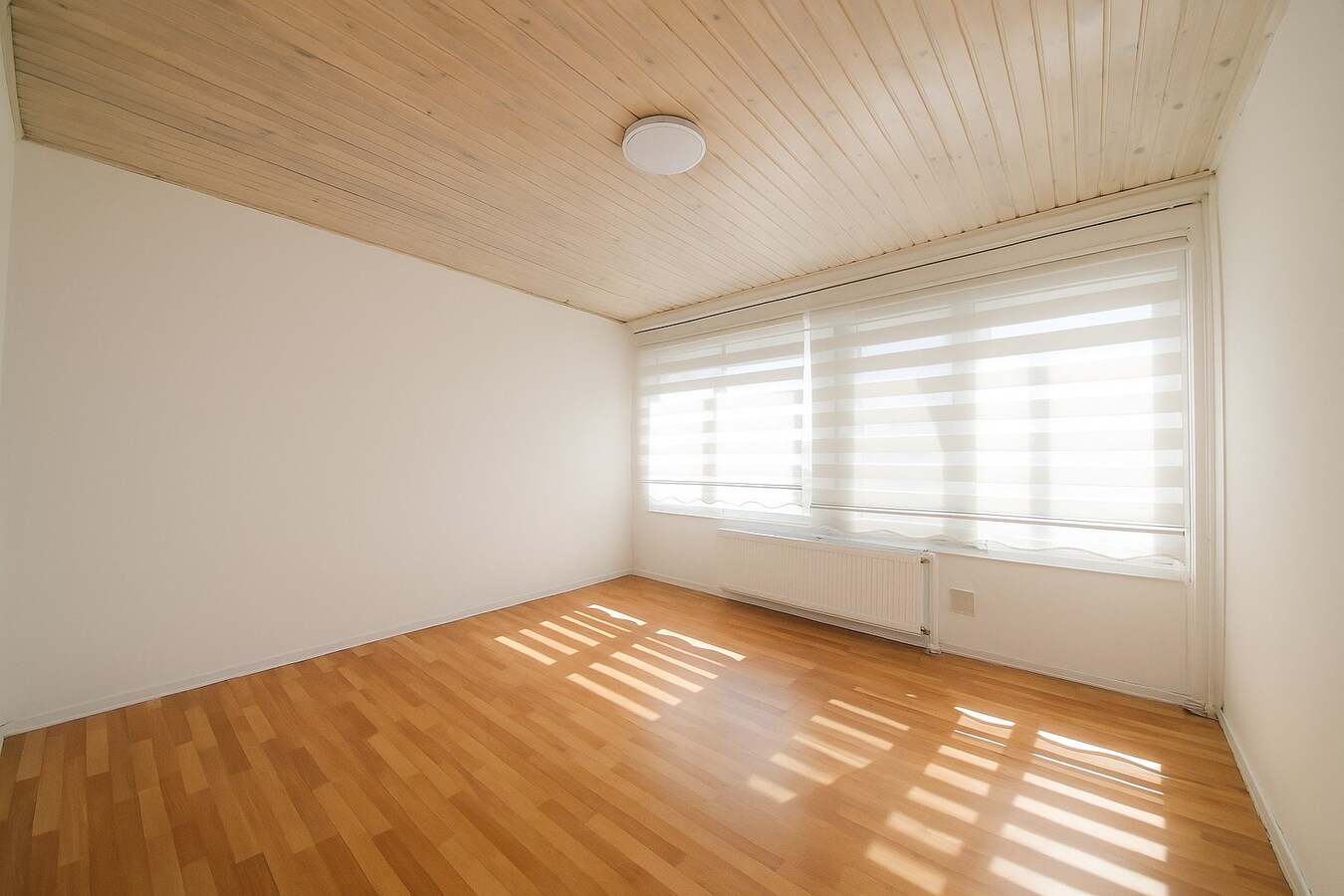 Te koop in Sint-Niklaas: ruime halfopen bebouwing met 4 slaapkamers, dubbele oprit en een grote, uitgestrekte zuidgerichte tuin – ideaal voor gezinnen! 