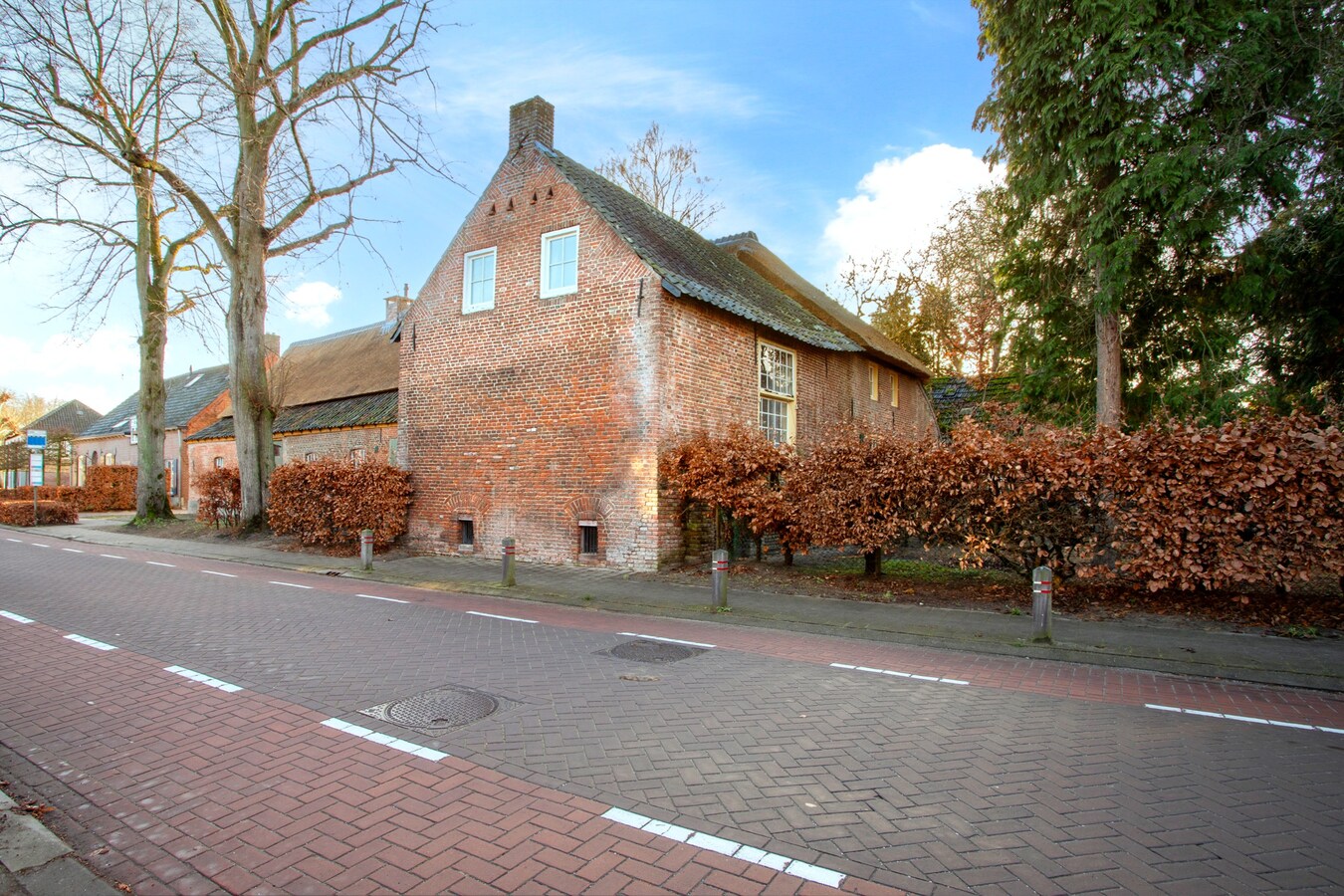 Imposante herenboerderij gelegen in het hart van Hoogeloon. 