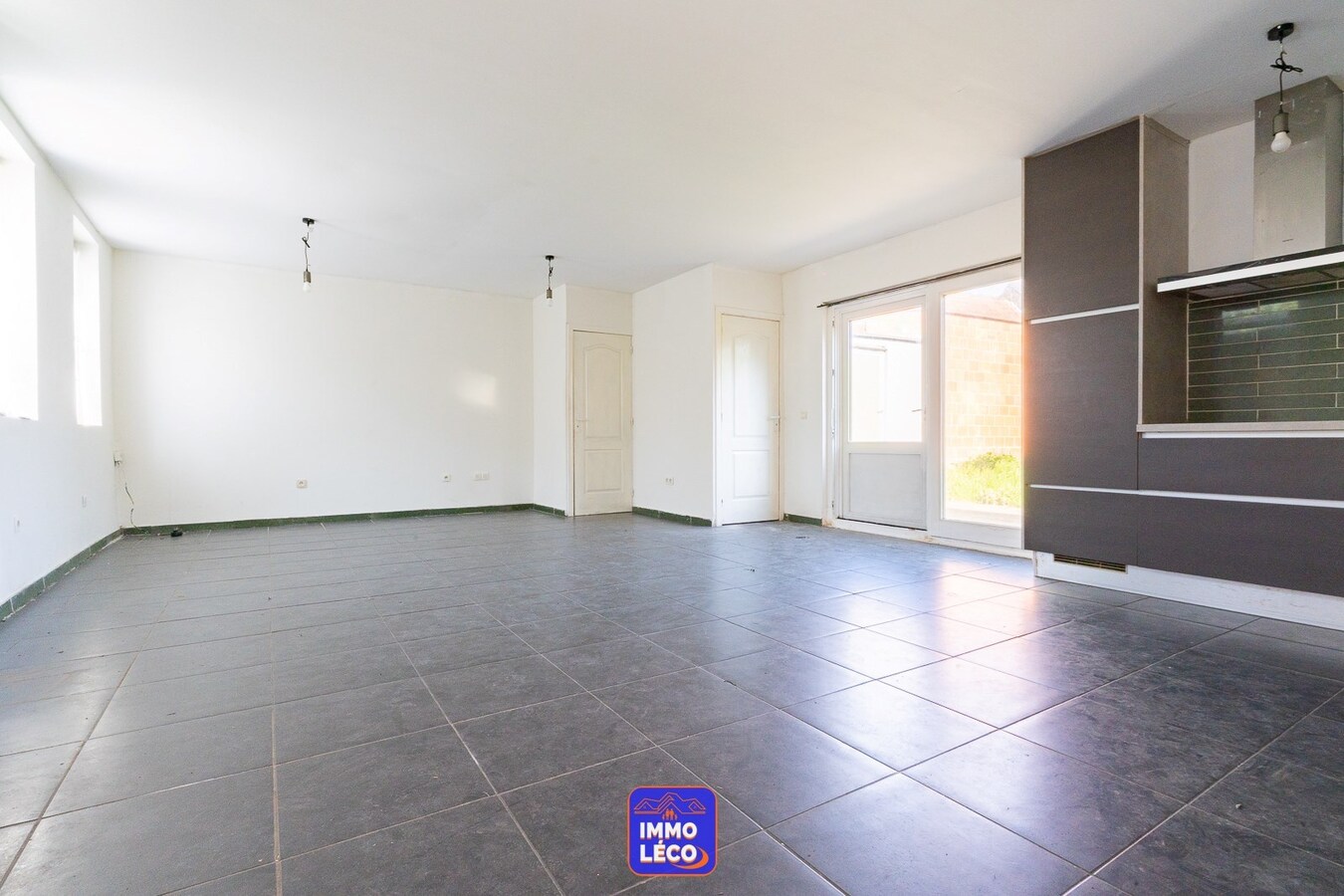 Maison avec jardin, située dans une rue calme. 