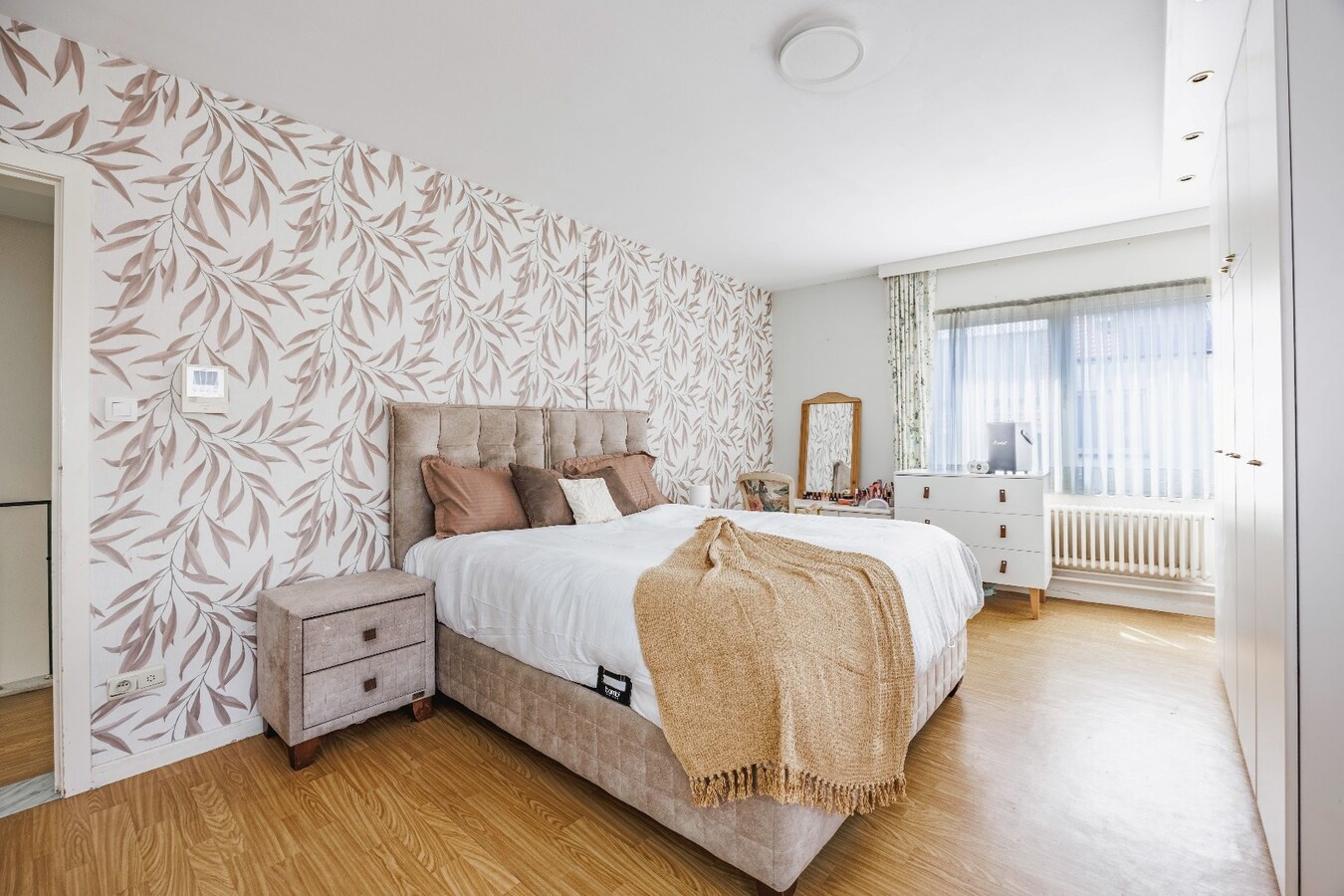 Instapklare, lichtrijke bel-etage woning met ruime garage en terras op centrale ligging 