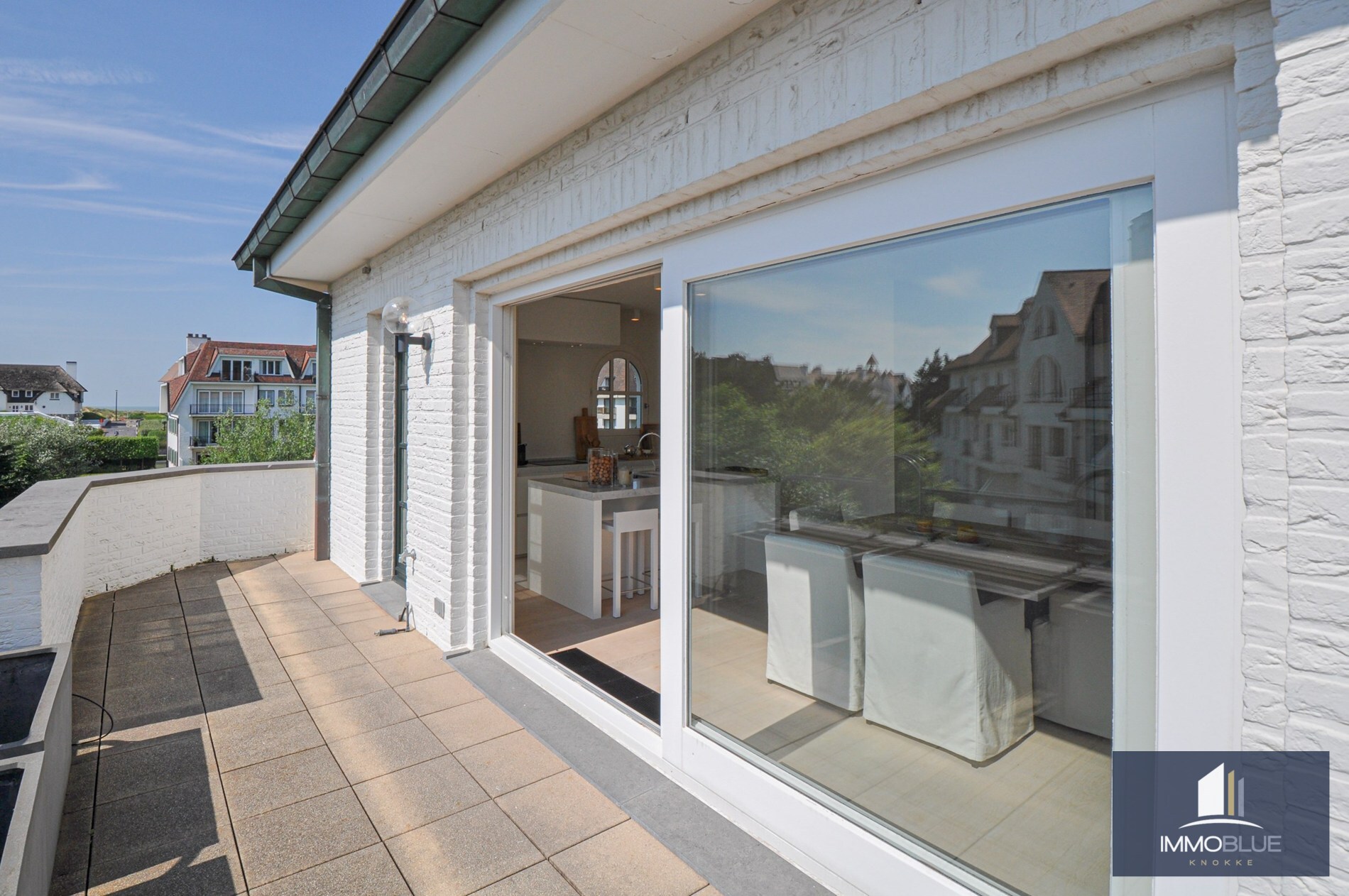 "Sublime appartement d'angle avec de spacieuses terrasses situé dans le prestigieux domaine Tennis Garden." 