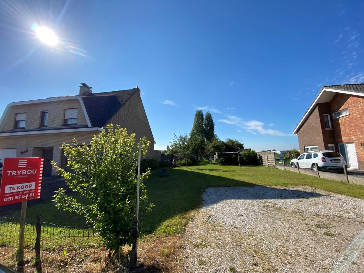Ruim perceel bouwgrond (1072m²) voor halfopen bebouwing 