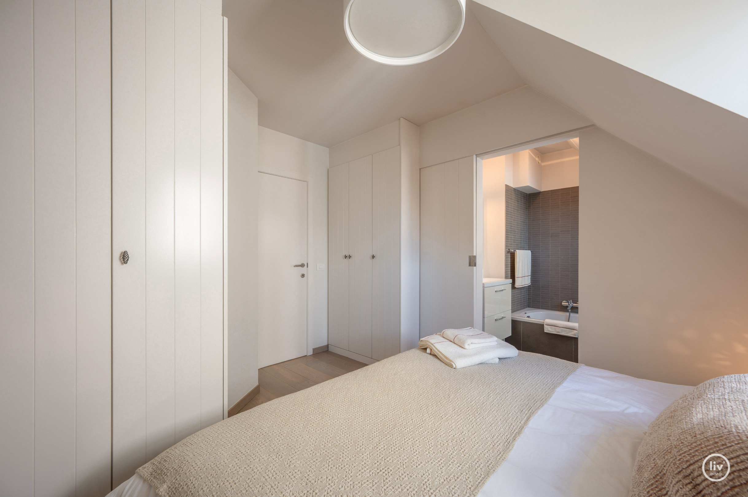 Appartement en duplex ensoleillé et spacieux avec terrasse orientée plein sud situé dans la Zoutelaan à Knokke. 