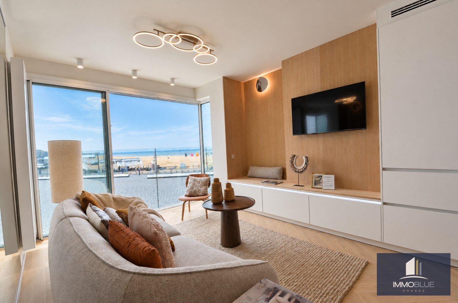 Volledig gerenoveerd appartement met frontaal zeezicht gelegen aan het Rubensplein. 