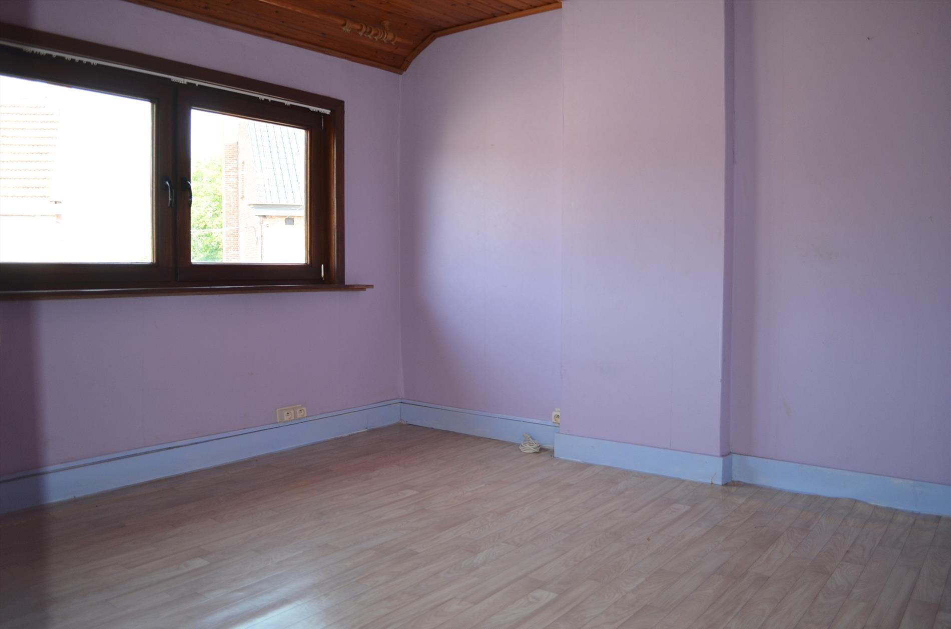 Te renoveren half open bebouwing gelegen te Bassevelde. 