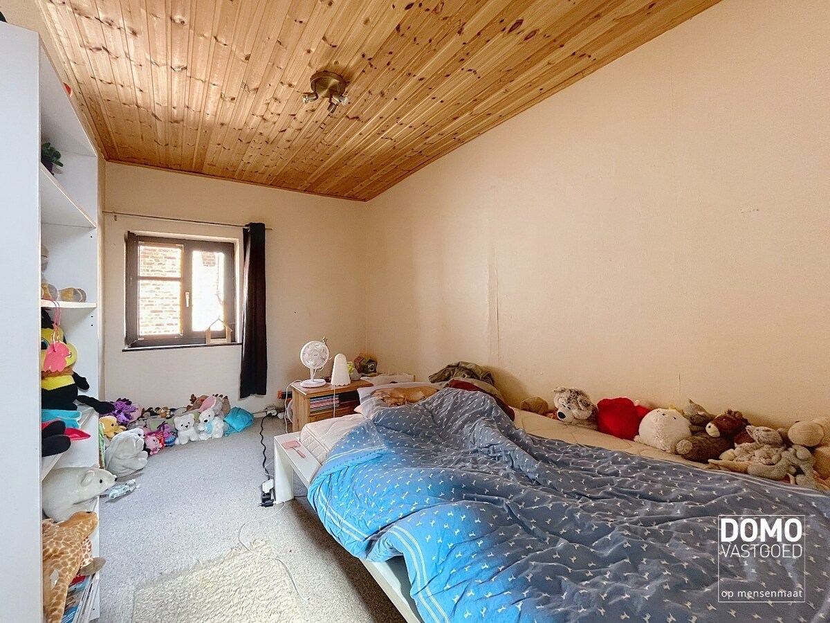 RUIME TE RENOVEREN WONING MET 5 SLAAPKAMERS EN RUIME ACHTERLIGGENDE GARAGE TE BILZEN-HOESELT 