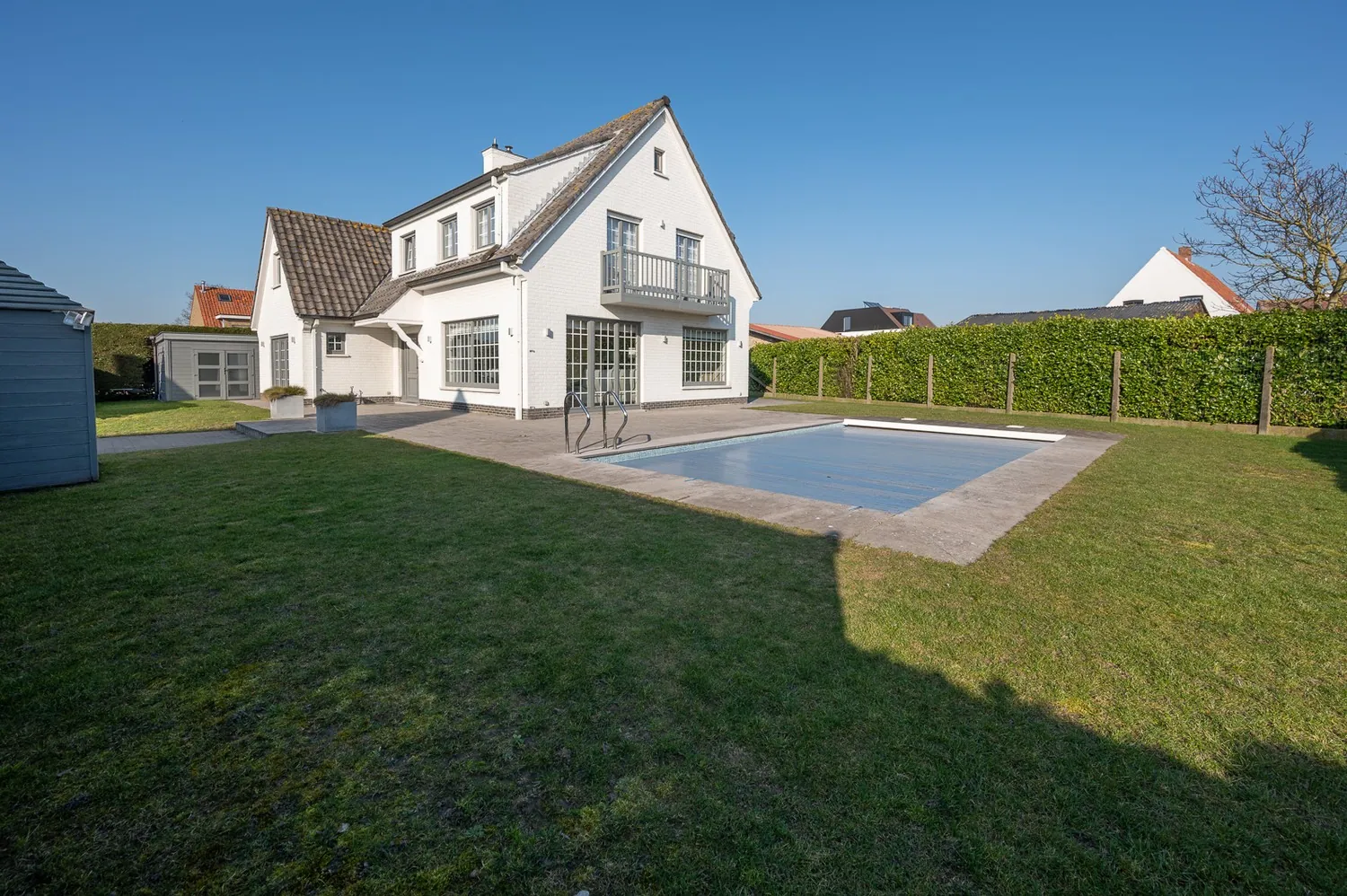 Aangename gerenoveerde villa met 4 slaapkamers en zuidgerichte tuin. 