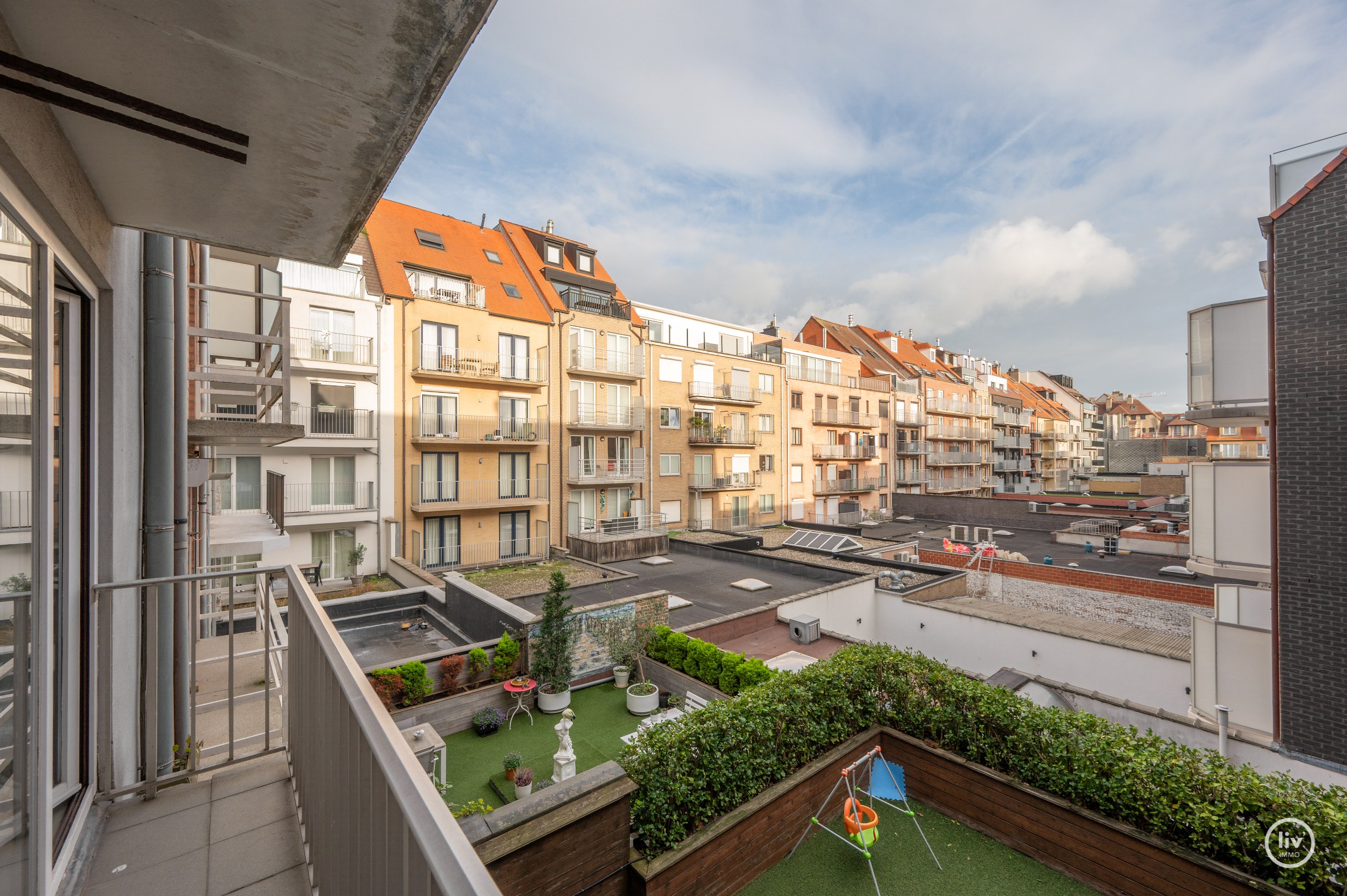 Uiterst lichtvol appartement met twee slaapkamers op het Alfred Verweeplein. 