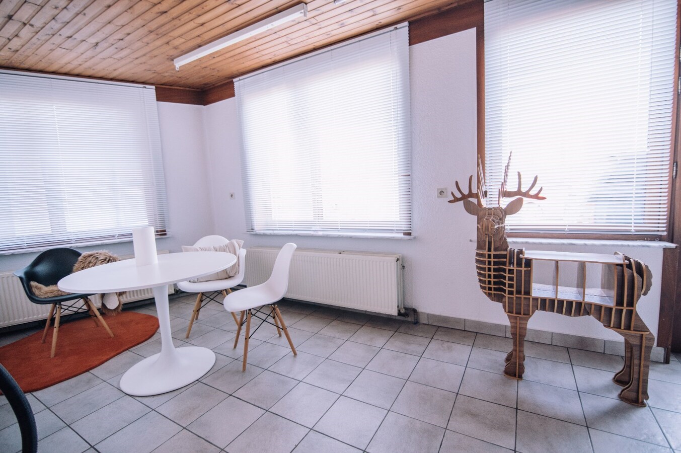 Ruim commercieel pand met parking. Uitstekende ligging nabij station en ziekenhuis. 