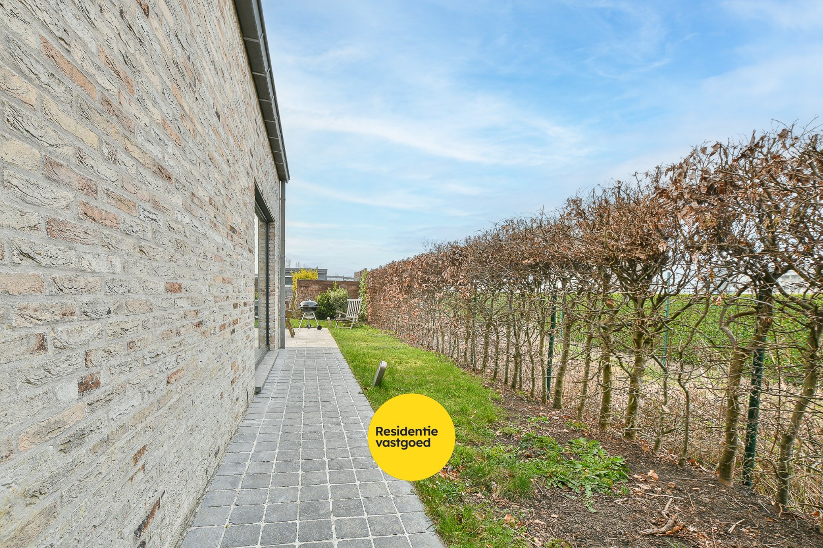 Instapklare halfopen woning met 3 slaapkamers en zonnige tuin in Vosseslag, vlakbij bos en duinen 
