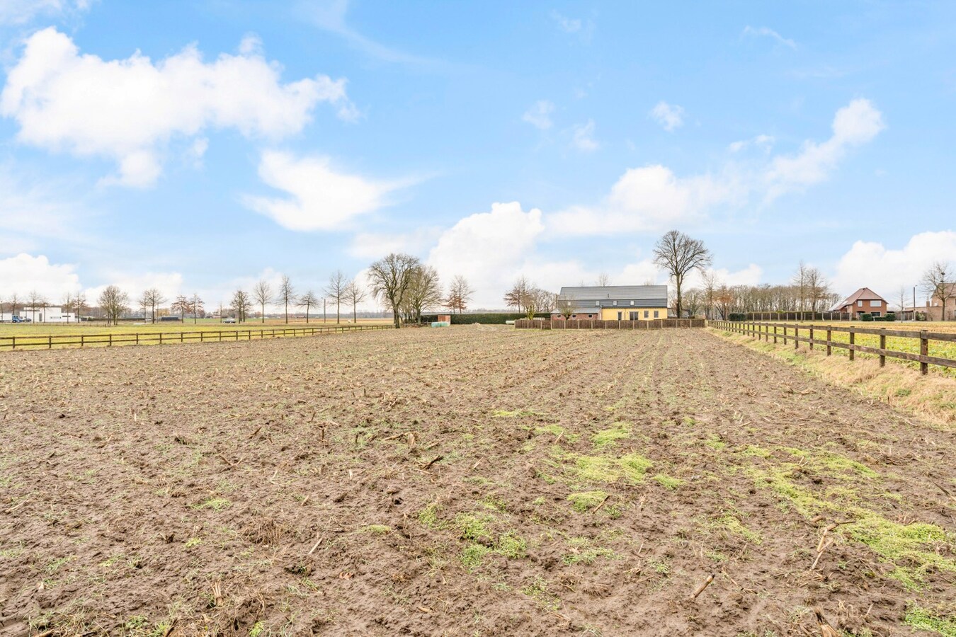 Vrijstaande, zeer verzorgde woning met aangrenzende, uitgeruste stalling/loods op een perceel van 72a14ca 