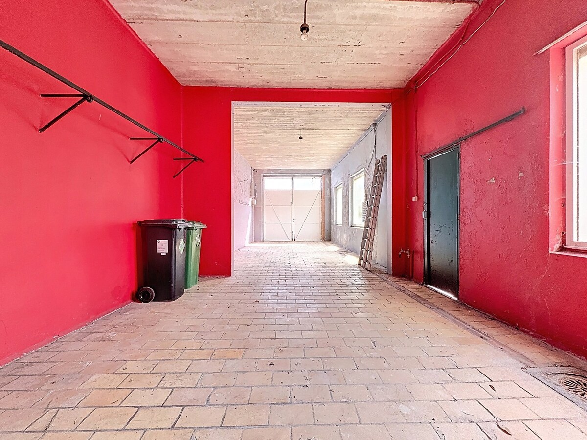 Karaktervolle woning met grote garage nabij centrum St.-Lievens-Houtem 