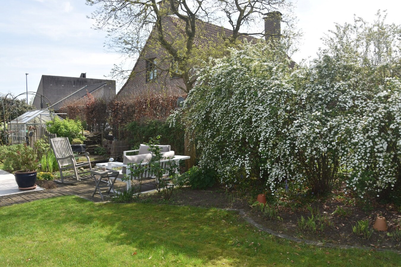 Eigentijdse, verrassend ruime Open Bebouwing 