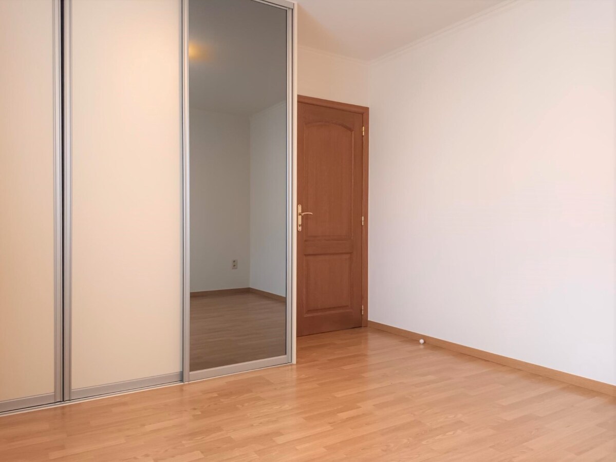 IN OPTIE - Gunstig gelegen appartement met 2 slaapkamers, gelegen in het centrum van Heusden-Zolder. 