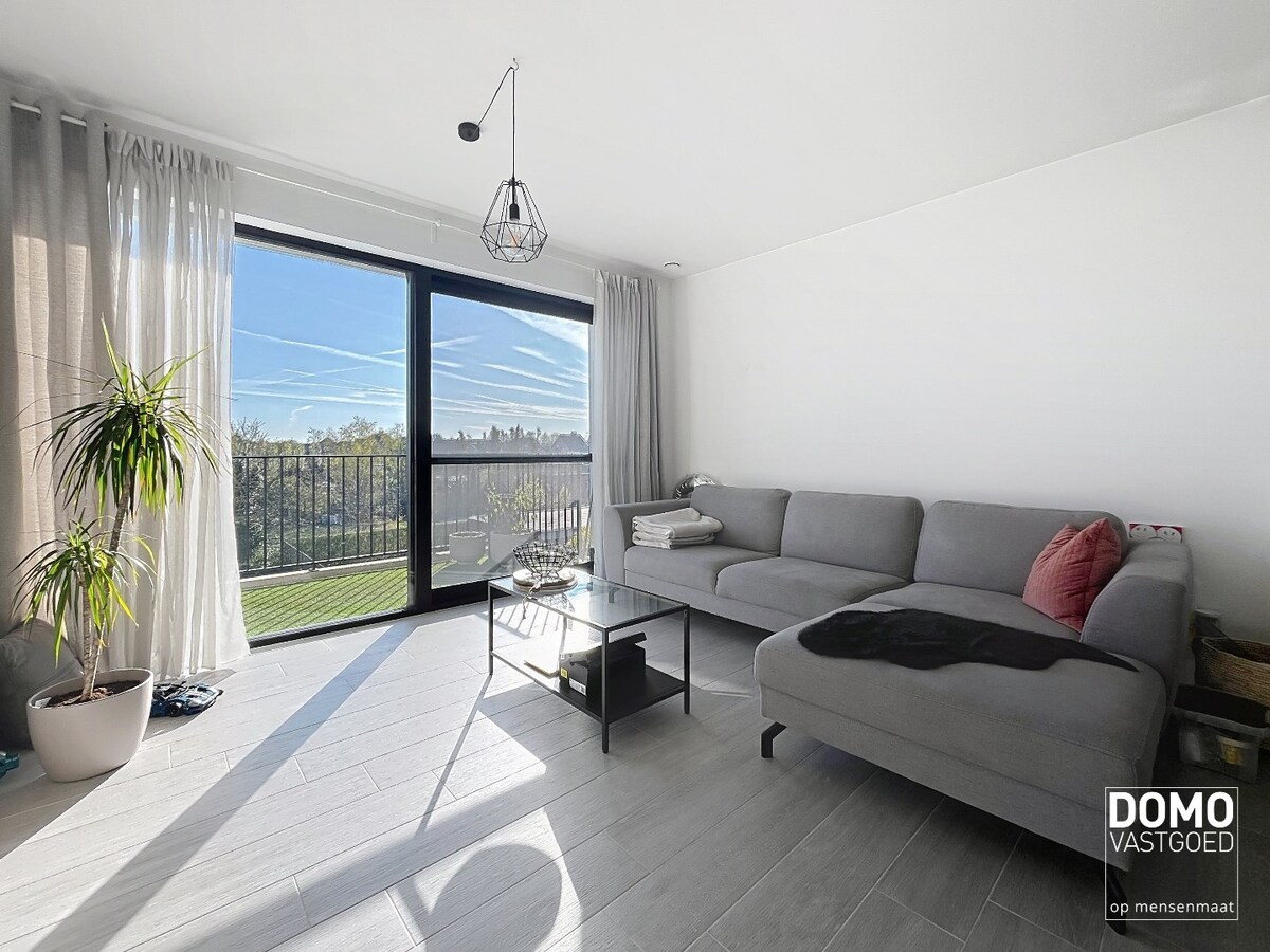 INSTAPKLAAR TWEE SLAAPKAMER APPARTEMENT MET TERRAS RUSTIG GELEGEN TE BOEKT (HEUSDEN-ZOLDER) 