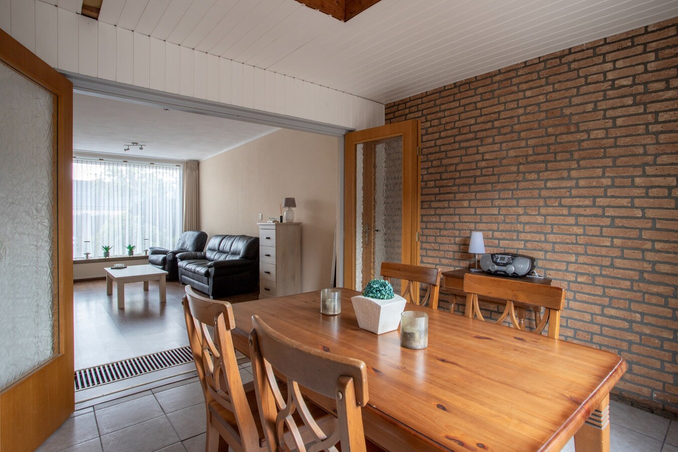 Tweekapper met vrijstaande garage en inrit gelegen op een hoekperceel in Reusel. 