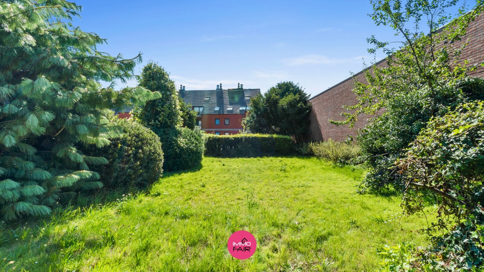 Polyvalent handelspand met duplexappartement in hartje Lanaken! 