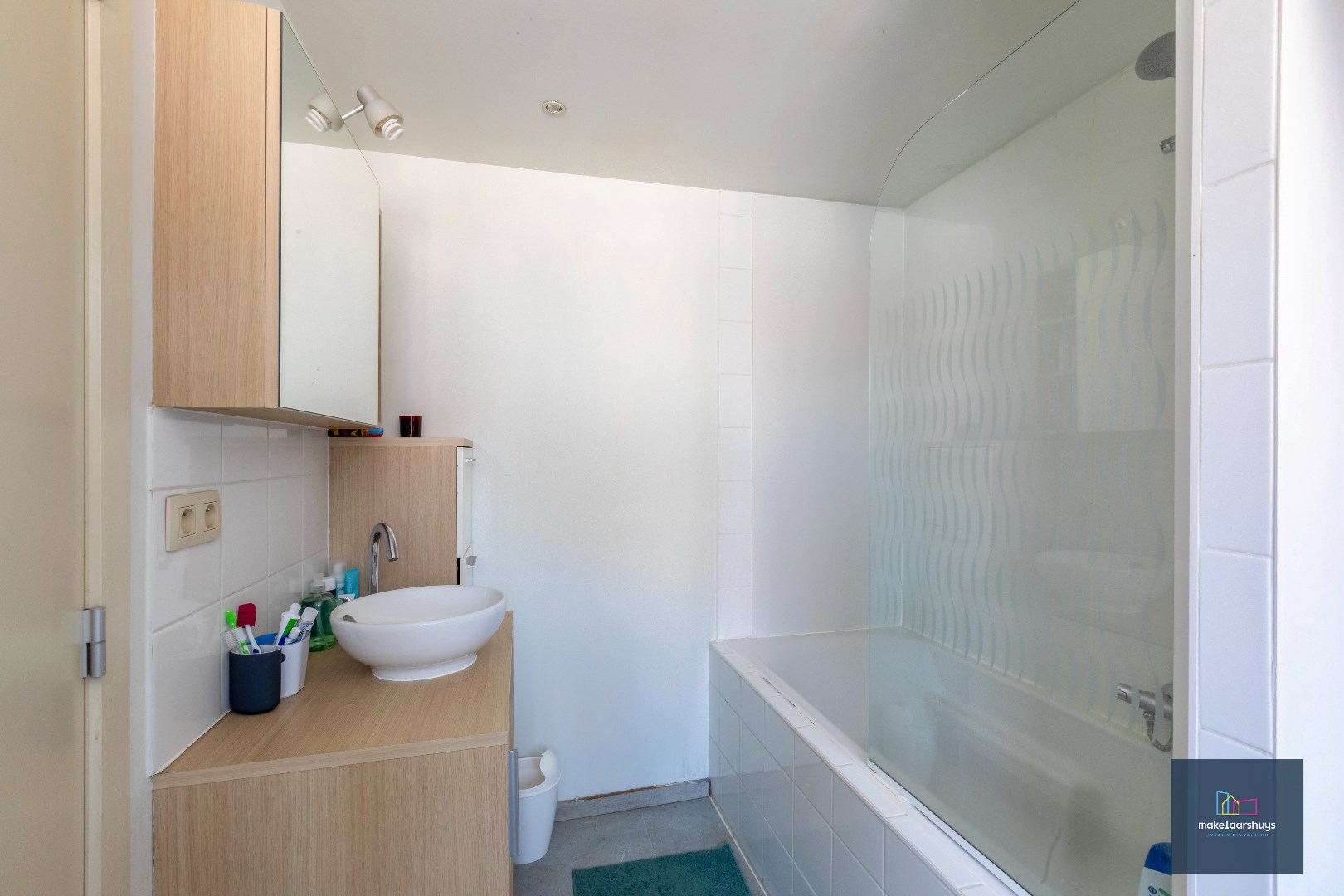 Eigendom met handelsgelijkvloers en duplexappartement 