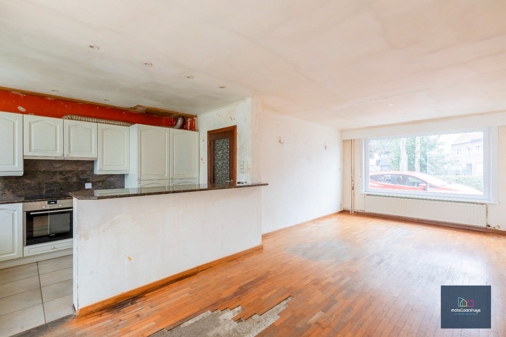 Te renoveren HOB met garage in Mariakerke 