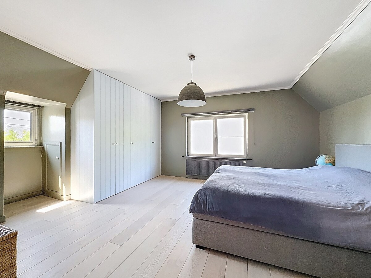 Gerenoveerde villa met zwembad grenzend aan kasteel te Leeuwergem 