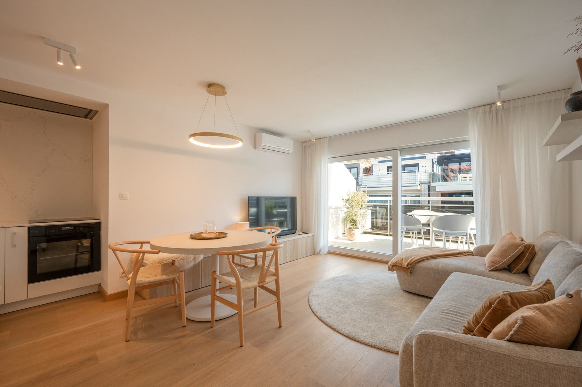 Penthouse duplex exceptionnel de 125 m² dans la résidence William, un bâtiment récent et élégant (2020), parfaitement situé au centre de Knokke. 