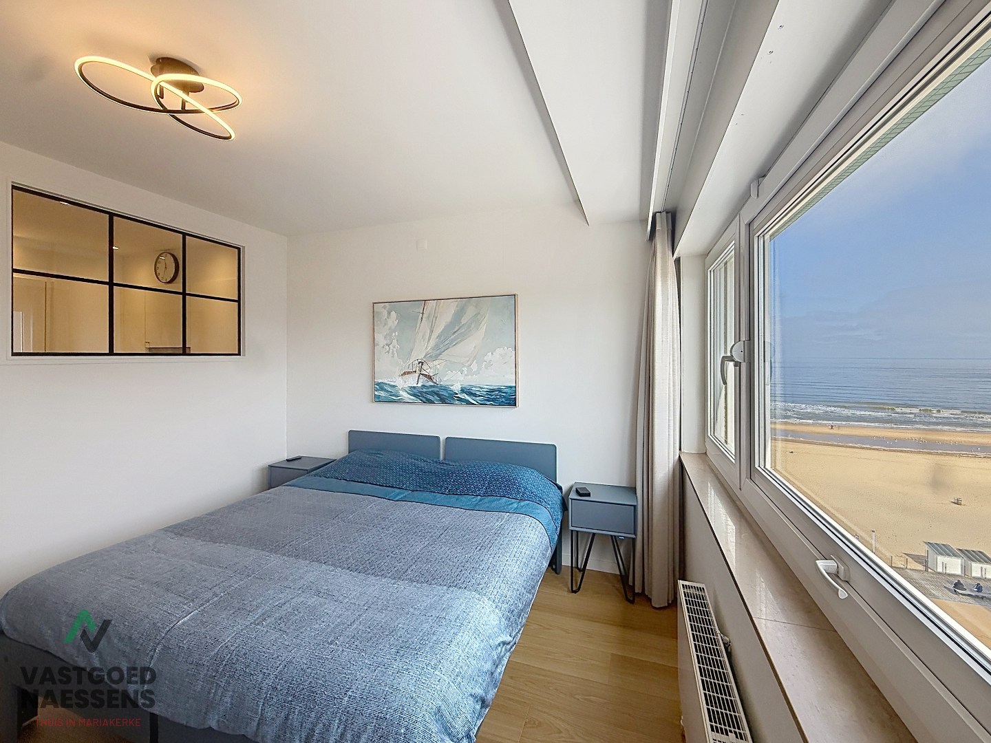 Nouvel appartement rénové d'une chambre avec vue latérale sur la mer. 