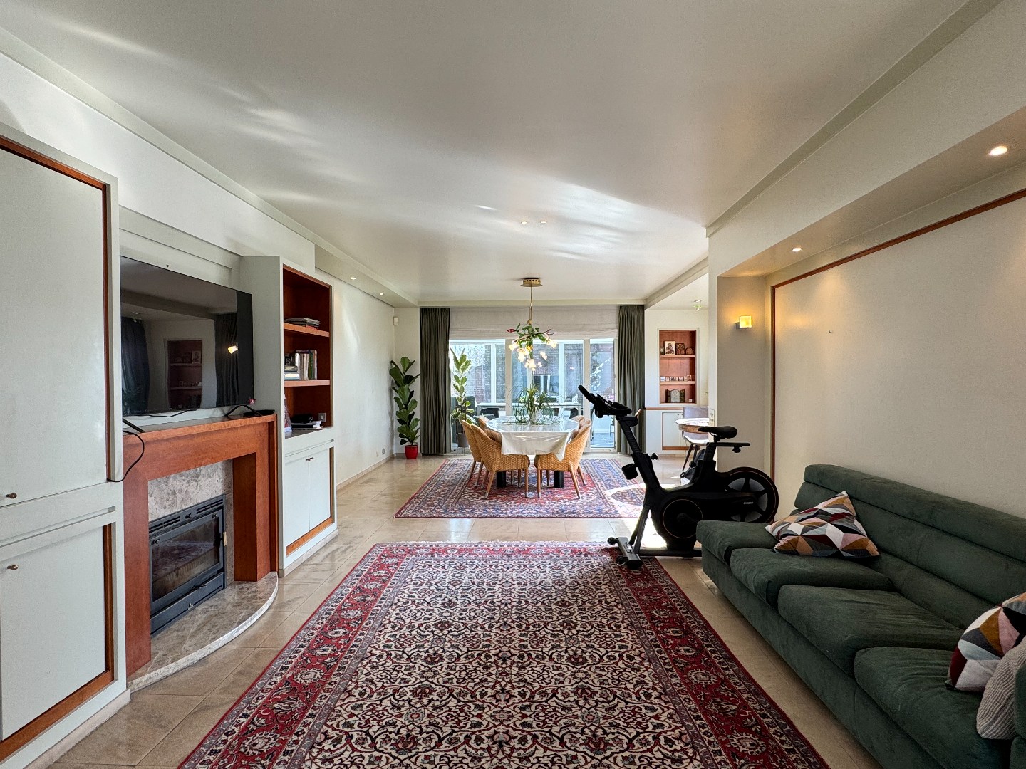 Ruime woning met loods en landbouwgrond op groene locatie nabij Waregem. 