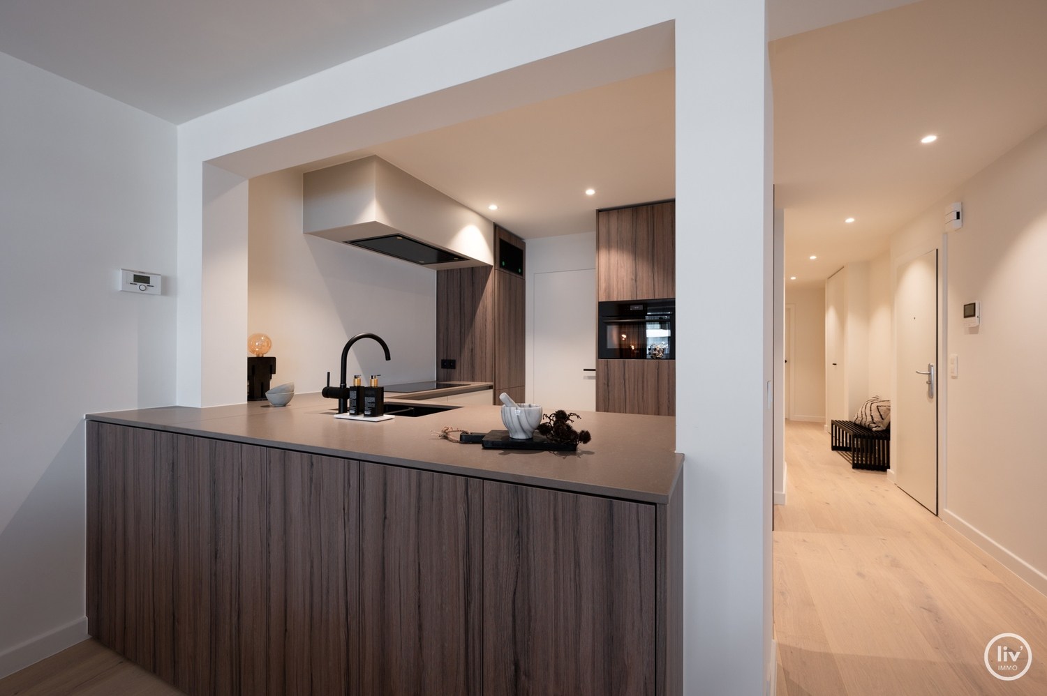 Prachtig, ruim gerenoveerd appartement met een mooie gevelbreedte van 7 m, gelegen op de Lippenslaan te Knokke. 