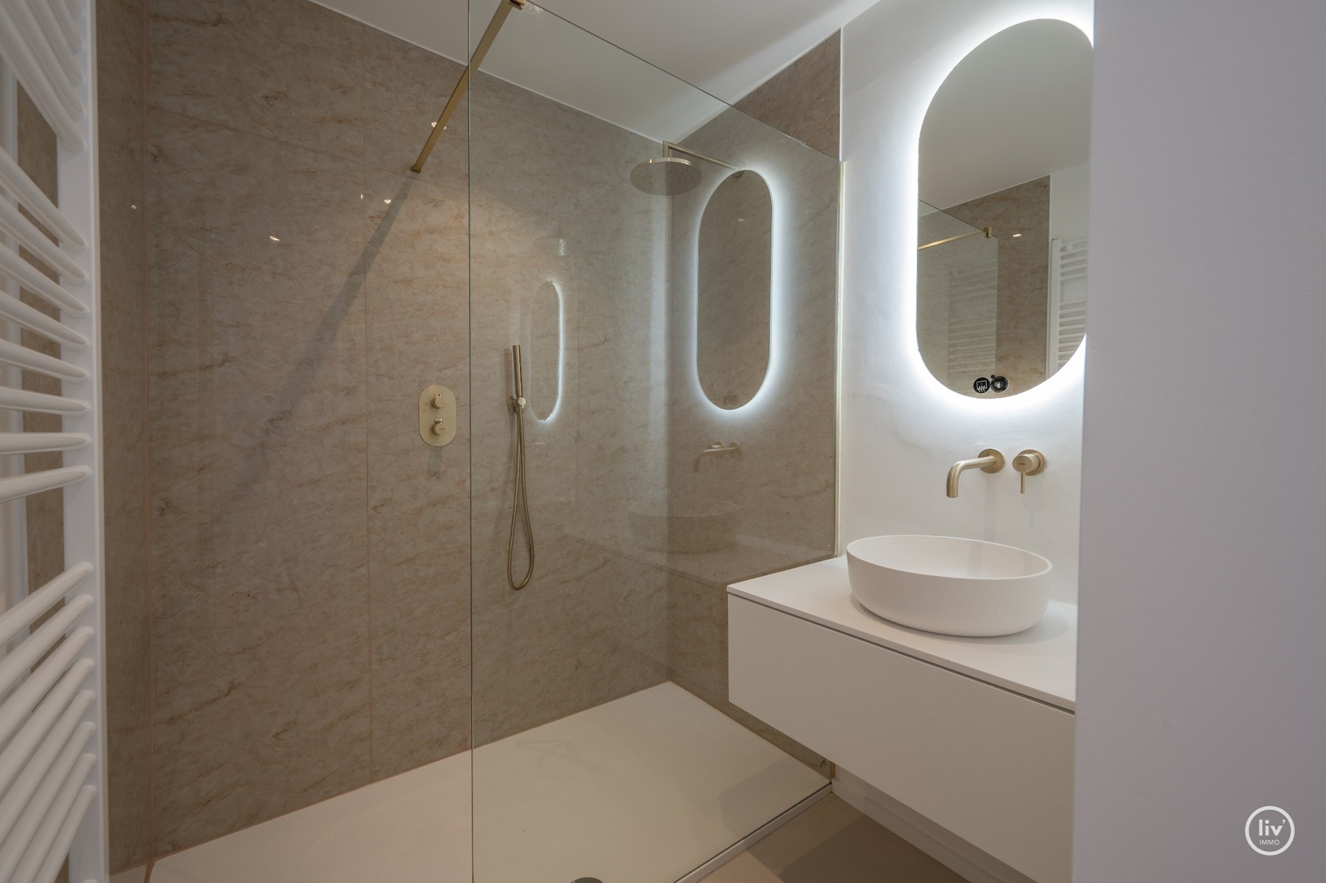 Lichtrijke penthouse met open zicht op toplocatie nabij Dumortierlaan. 