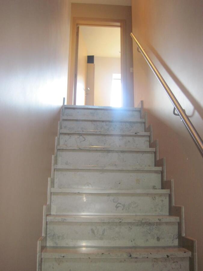 Degelijke woning met terras, tuintje én inpandige garage. 