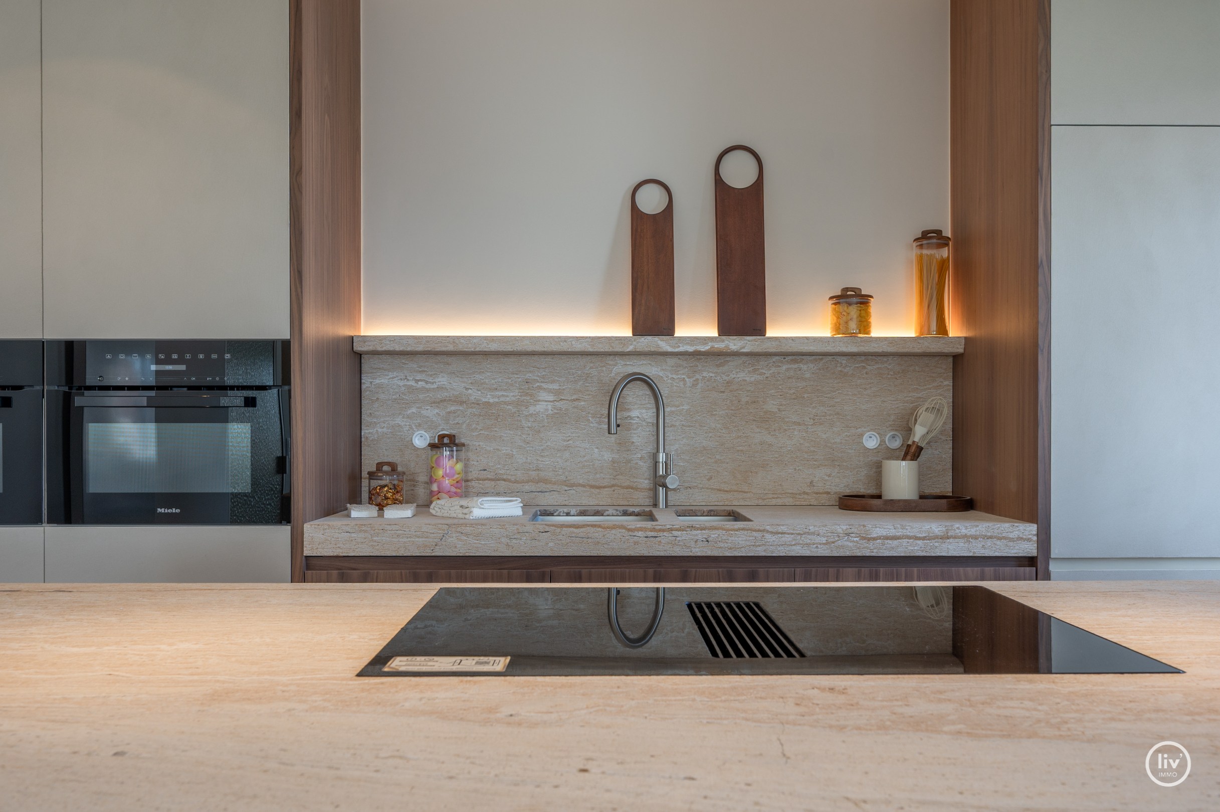 Zeer luxueus gerenoveerd 4 slaapkamer hoekappartement ideaal gelegen te Duinbergen genietend van zeezicht. 