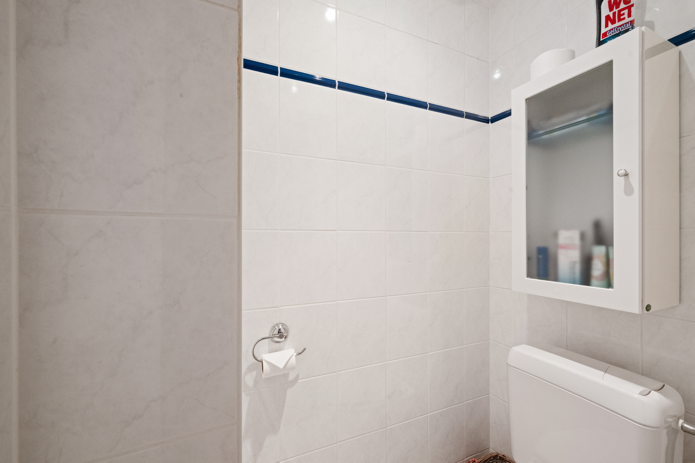 Voici la traduction en français :Grand appartement en duplex avec 2 chambres, 2 salles de bains et terrasses ensoleillées, près de la digue de Heist (possibilité d'offre d'un garage intégré). 