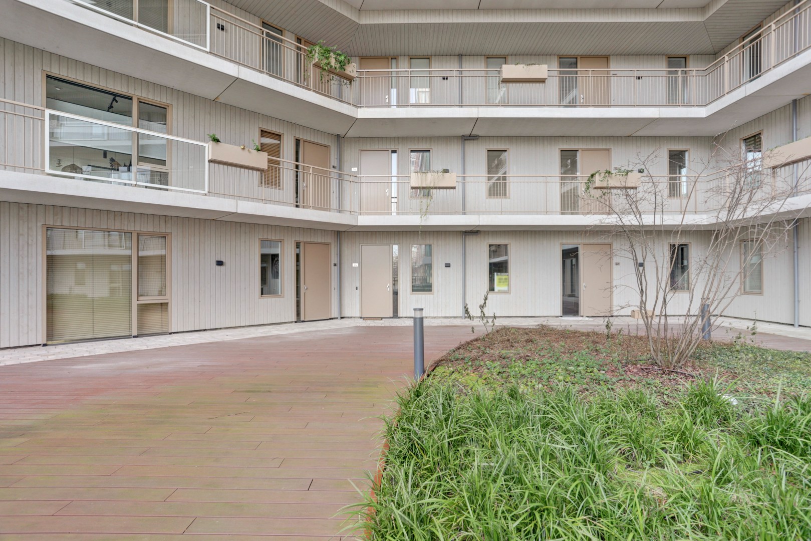 Modern en energiezuinig appartement (A++) met ruim terras op het westen, eigen parkeerplaats, fraaie keuken, badkamer en gelegen op eigen grond. 