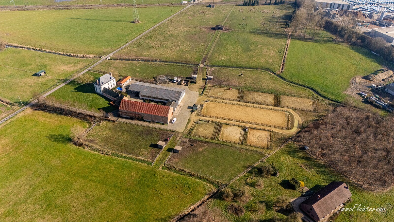 Uitzonderlijke woning met paardenaccommodatie, binnen- en buitenpiste op ca. 9,4 ha te Haacht 