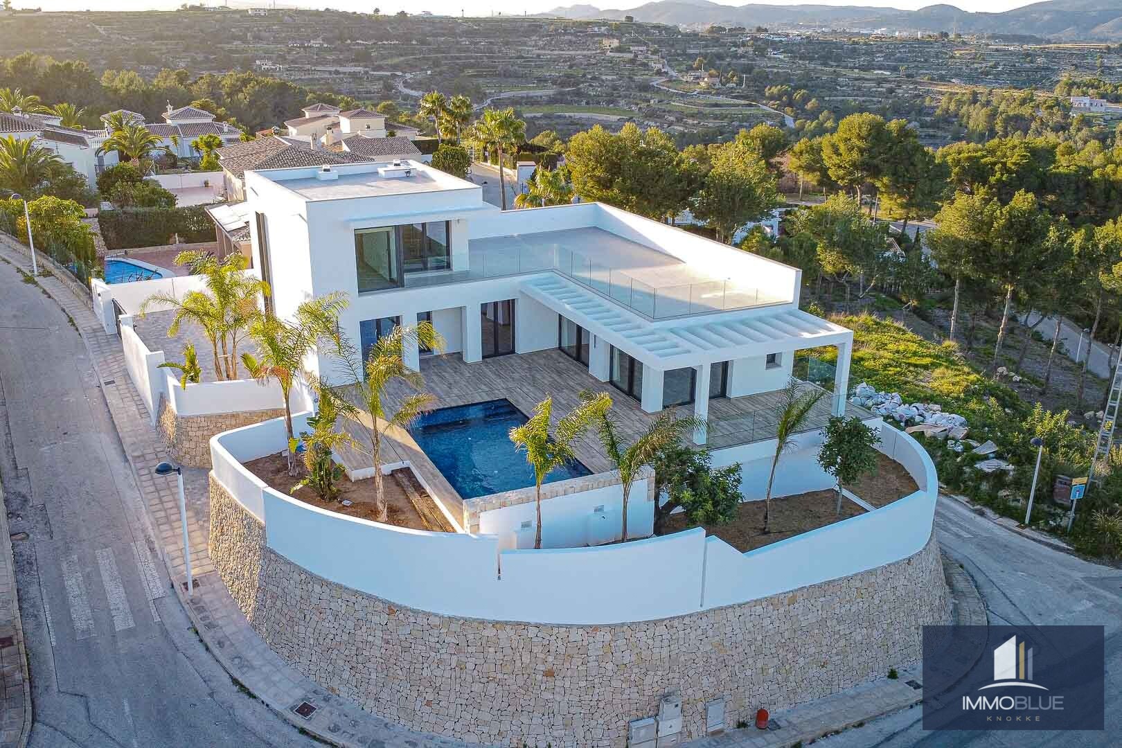 Villa nouvellement construite avec une orientation sud parfaite dans le cadre verdoyant de Moraira; 