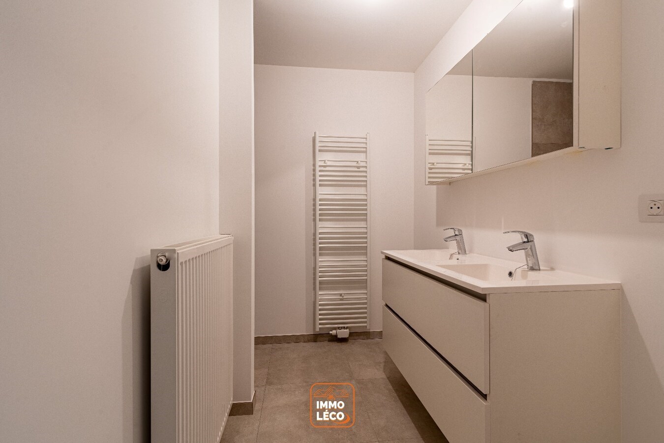 Appartement récent1 chambre avec terrasse privative et emplacement de parking, COUP DE COEUR ! 