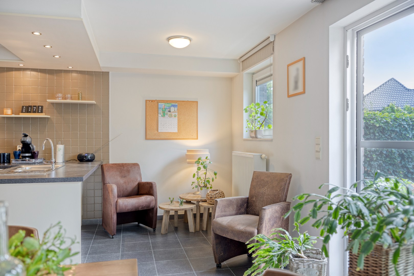 Gelijkvloers appartement met 2 slpk, 2 parkings en 2 kelderbergingen. 