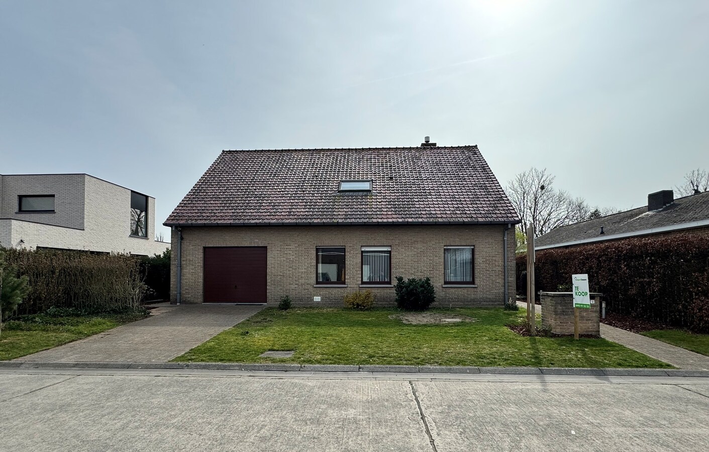 Alleenstaande instapklare gezinswoning met 5 slaapkamers zuidgerichte tuin en garage te Koekelare 