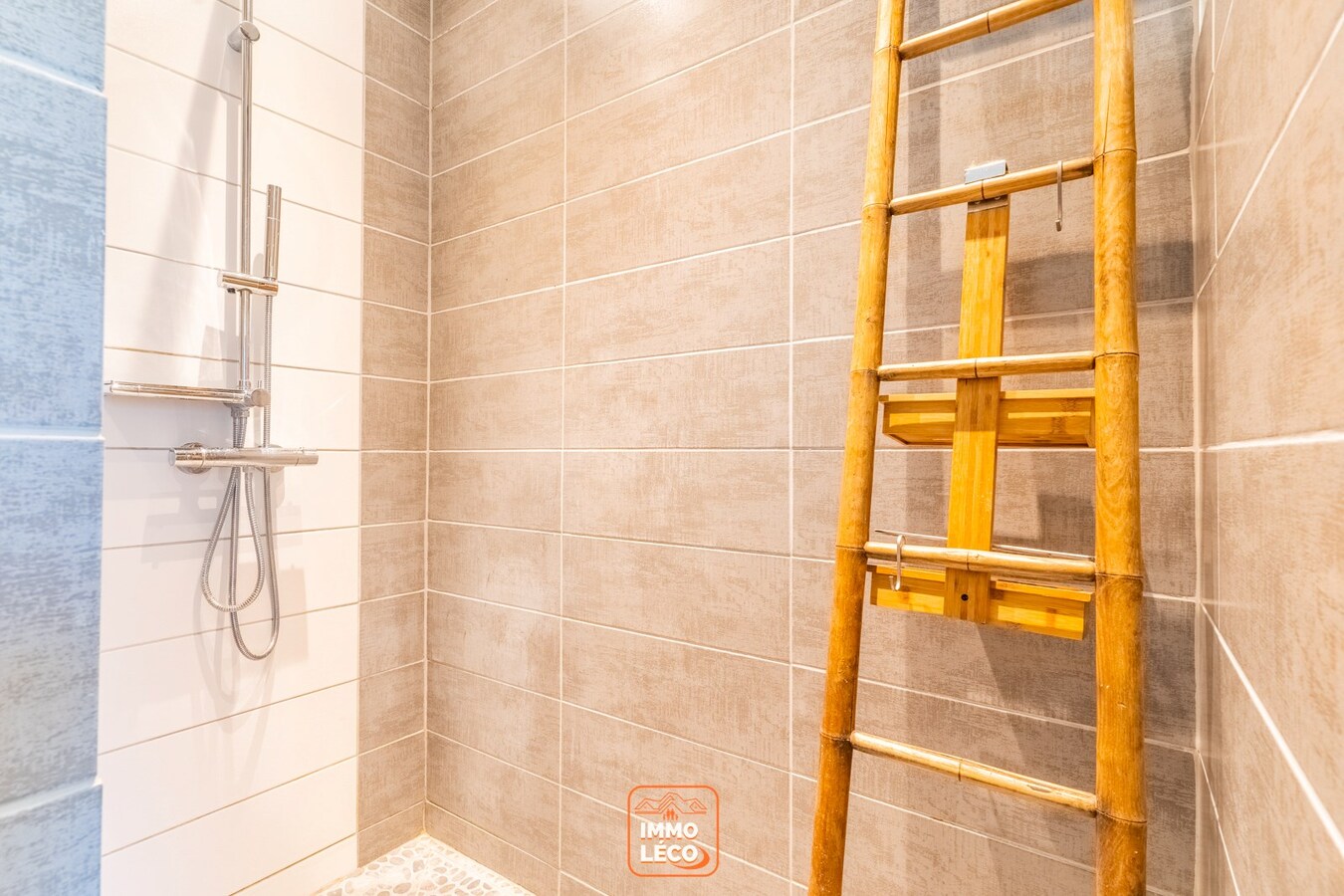 Maison style fermette 4 façades érigée sur une parcelle de 955m², en plein cœur du Bois Fichaux ! RARE à la VENTE 