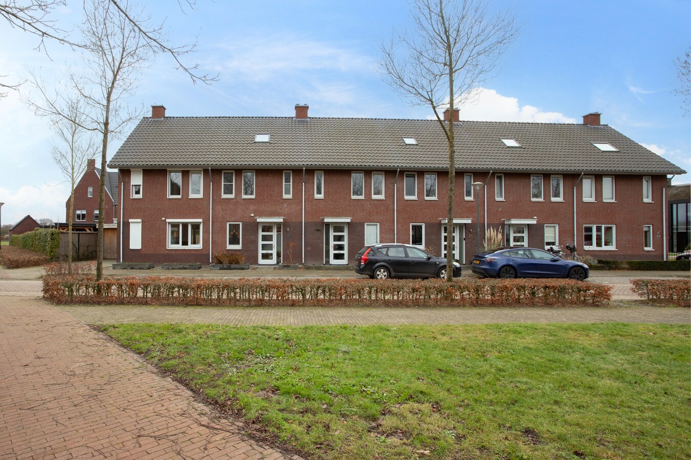 Moderne hoekwoning uit 2016 gelegen in een jonge en kindvriendelijke woonwijk in Lage Mierde. 