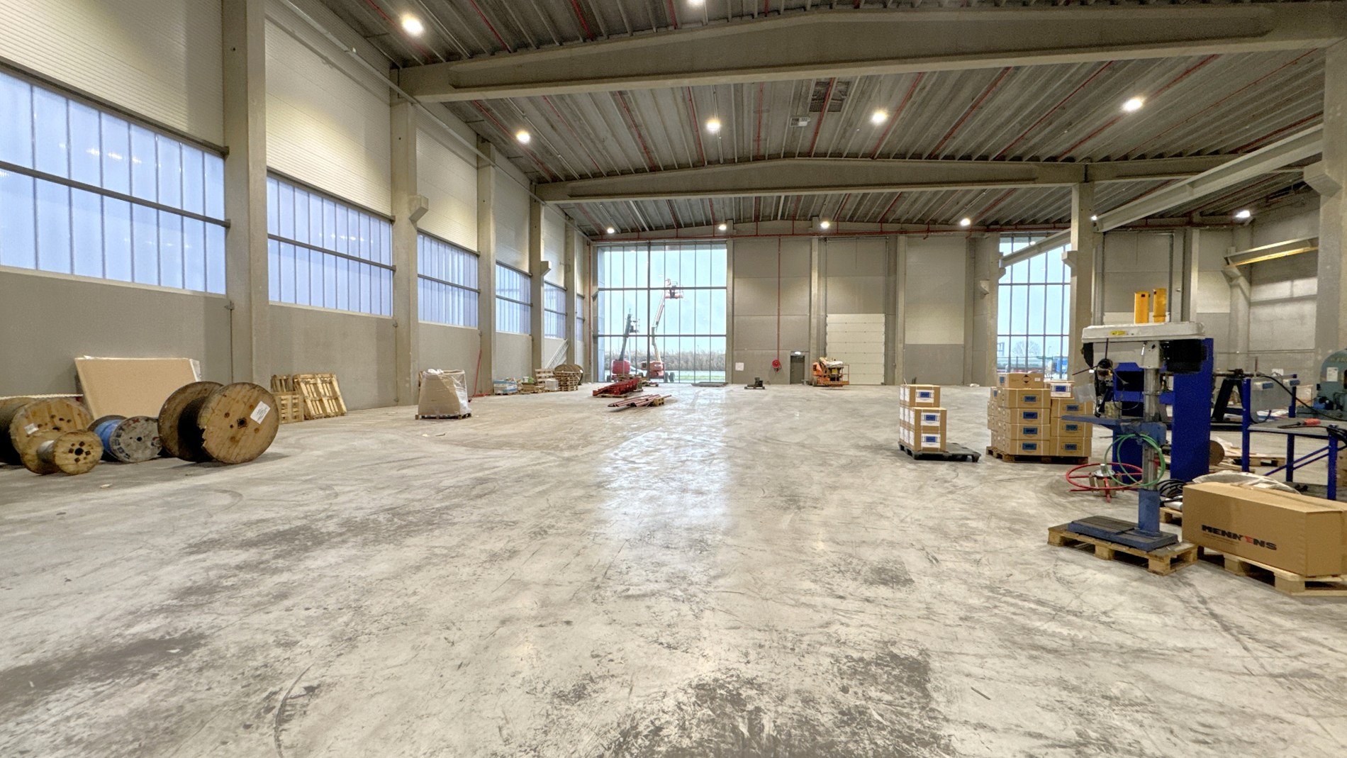 Nieuwbouw magazijn en kantoor te huur in West Port Zwijndrecht